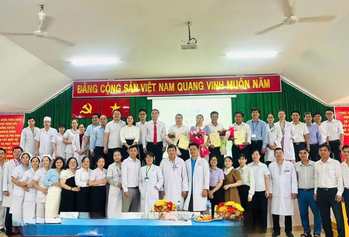 Các đại biểu tham dự lễ ký kết chụp ảnh lưu niệm