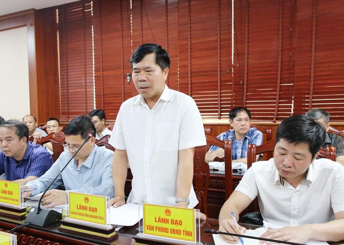 Giám đốc Ban Quản lý dự án Giao thông và Nông nghiệp tỉnh Bắc Ninh số 2 Nguyễn Văn Đương báo cáo tại cuộc họp