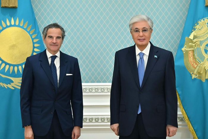 Tổng giám đốc Cơ quan Năng lượng Nguyên tử Quốc tế (IAEA) Rafael Grossi và Tổng thống Kazakhstan Kassym-Jomart Tokayev. Ảnh: VP Tổng thống Kazakhstan