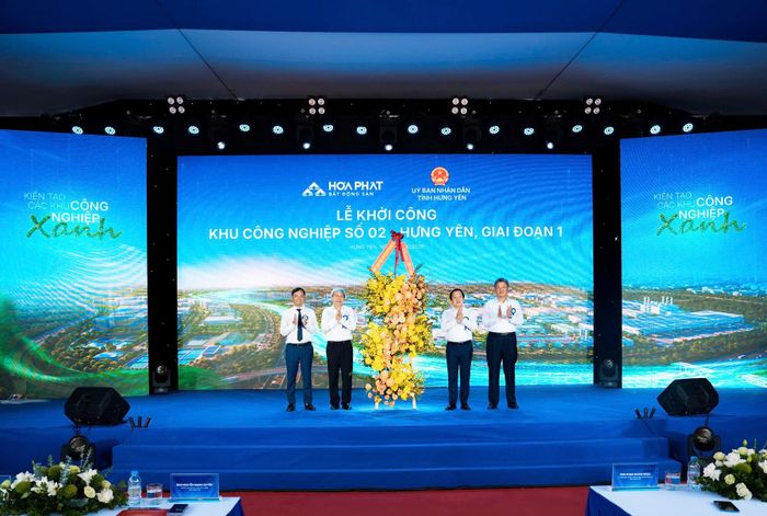 Ông Phạm Quang Ngọc, Bí thư Tỉnh ủy Hưng Yên; ông Nguyễn Mạnh Quyền, Phó Bí thư Tỉnh ủy, Chủ tịch UBND tỉnh Hưng Yên tặng hoa chúc mừng nhà đầu tư tại lễ khởi công. Ảnh: Hòa Phát.