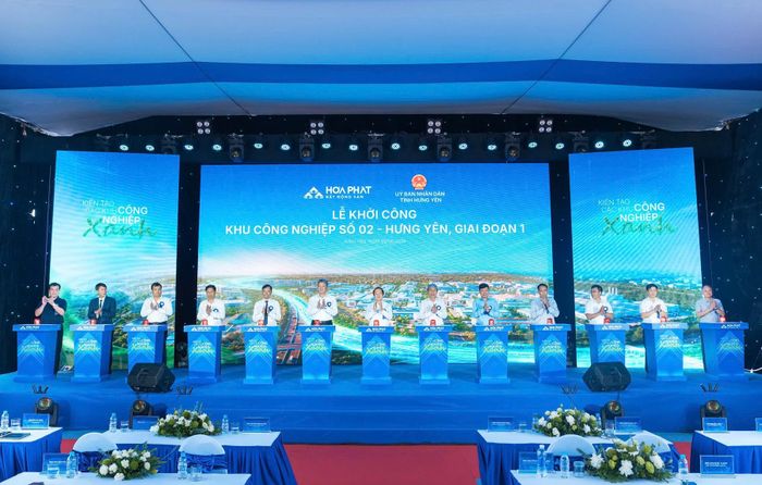 Các đại biểu bấm nút khởi công dự án. Ảnh: Hòa Phát.