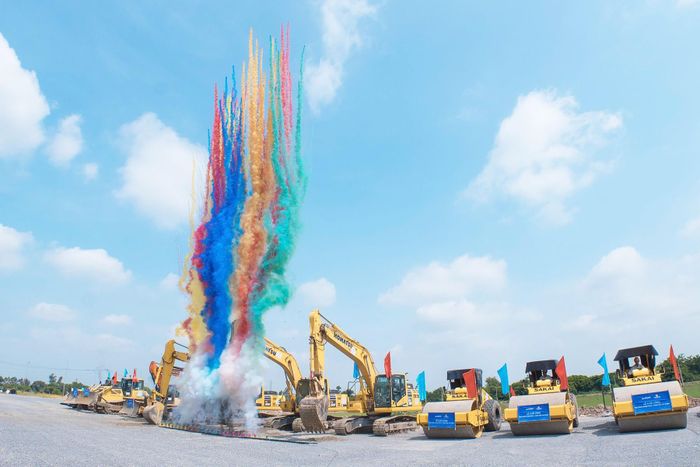 Máy móc, phương tiện tập trung tại công trường thi công hạ tầng Khu công nghiệp số 02 - Hưng Yên. Ảnh: Hòa Phát.