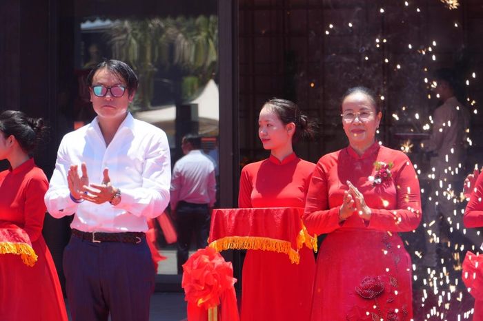 Ông Yoshimune Odaka-Chủ tịch Tập đoàn Mikazuki và Bà Nguyễn Thị Anh Thi - Phó chủ tịch UBND TP Đà Nẵng cắt băng khánh thành dự án