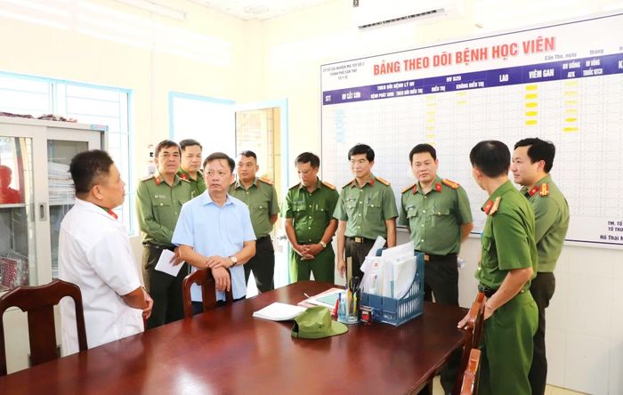 Thiếu tướng Huỳnh Việt Hòa (áo xanh nhạt), Giám đốc Công an TP Cần Thơ cùng đoàn công tác kiểm tra Cơ sở cai nghiện ma túy số 2.