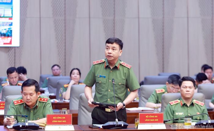 Các đại biểu tham luận tại hội nghị.