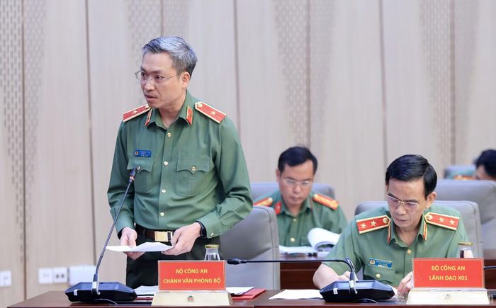 Thiếu tướng Nguyễn Quốc Toản, Chánh Văn phòng Bộ Công an trình bày tóm tắt báo cáo kết quả công tác Công an tháng 5.