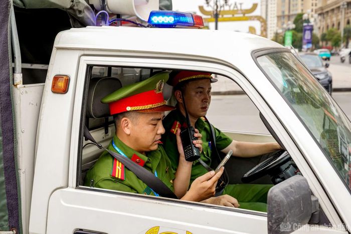 Ngay sau khi nhận được hình ảnh ghi nhận vi phạm, các tổ tuần tra thuộc Phòng Cảnh sát Quản lý hành chính về trật tự xã hội, Phòng CSGT và Công an phường Tây Hồ đã có mặt để nhắc nhở, xử lý theo quy định.