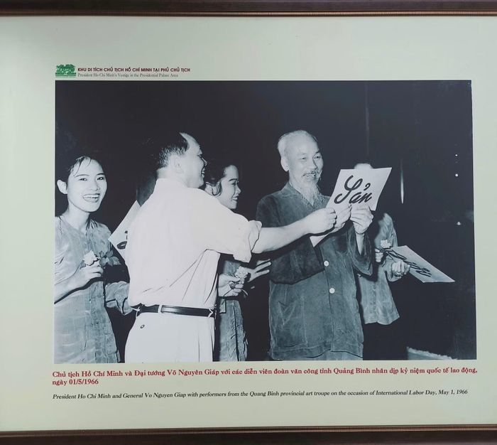 Hình ảnh Bác Hồ cùng Đại tướng Võ Nguyễn Giáp với các diễn viên đoàn văn công tỉnh Quảng Bình nhắc nhớ những ký ức đẹp, thân thương về Người.