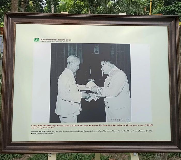 Một trong những tác phẩm ghi lại hình ảnh của Bác năm 1958 được trưng bày tại triển lãm.