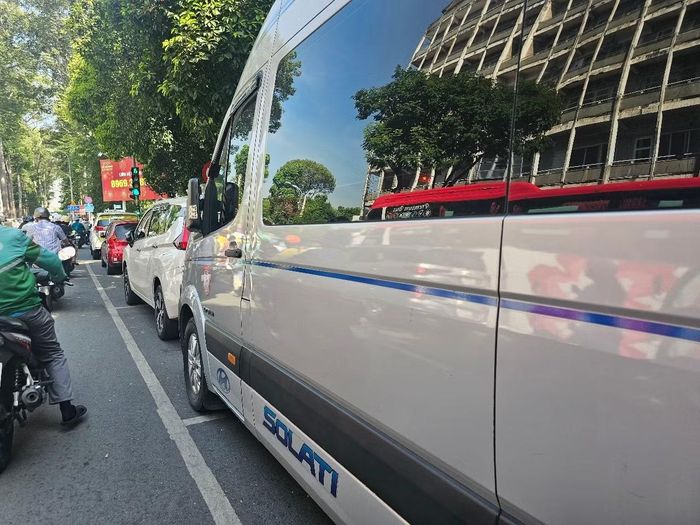Tuyến đường được dành một phần cho đậu xe ô tô có thu phí.