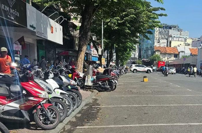 Vỉa hè trở thành nơi trông giữ xe máy.