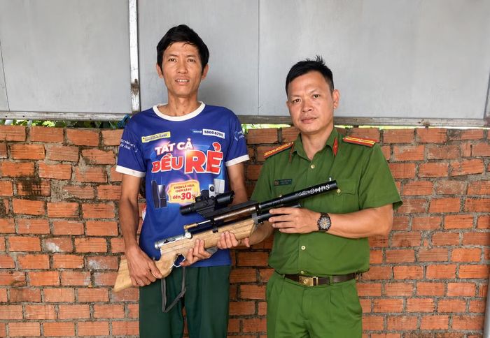 Người dân giao nộp vũ khí cho Công an xã K'rông Nô.