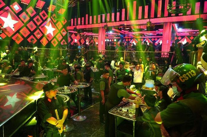 Công an đột kích quán bar Paris Night, tháng 5/2025.
