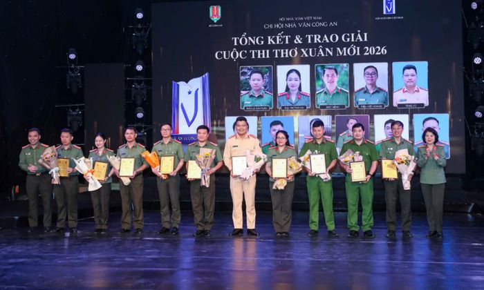 Đại diện chi hội Nhà văn Công an trao Giải ấn tượng cho các tác giả Công an tại cuộc thi thơ Xuân Mới (tháng 3/2026).
