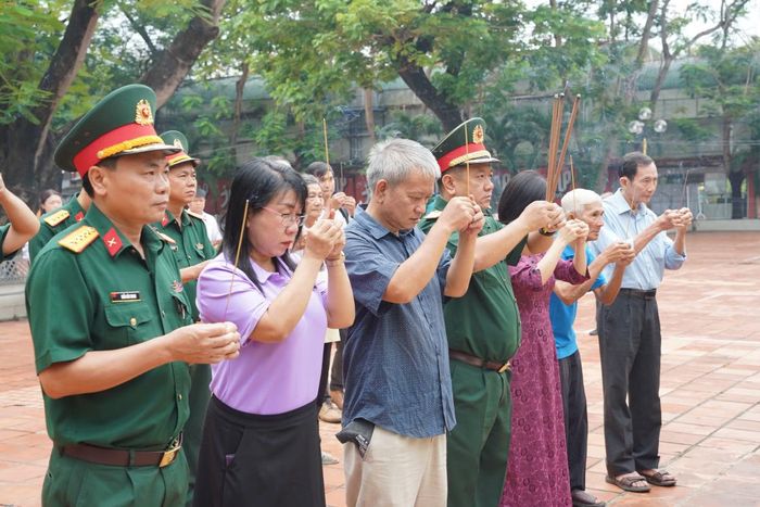 Lãnh đạo TP Hồ Chí Minh, Bộ Tư lệnh TP Hồ Chí Minh cùng các nhân chứng dâng hương anh hùng liệt sĩ.