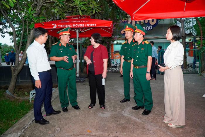  Phó Bí thư Thành ủy TP Hồ Chí Minh Văn Thị Bạch Tuyết cùng lãnh đạo Bộ Tư lệnh TP Hồ Chí Minh khảo sát tại Công viên Lê Thị Riêng. 