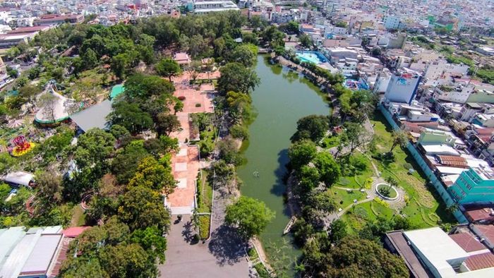 Công viên Văn hóa Lê Thị Riêng trồng nhiều cây xanh, hồ nước tạo nên một khung cảnh thiên nhiên xanh, trong lành cho du khách bốn phương.