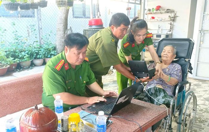 Công an phường Gò Dầu tận tình cấp căn cước cho người già, khó khăn đi lại.