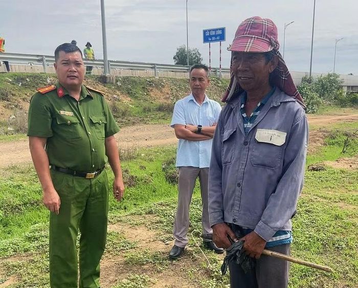 Công an và các đơn vị chức năng tuyên truyền sâu rộng đến từng hộ dân về công tác đảm bảo ANTT - ATGT trên cao tốc Vĩnh Hảo - Phan Thiết.