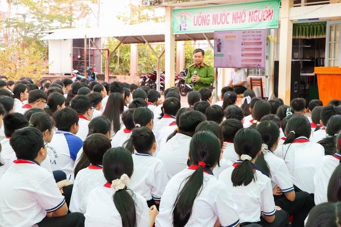 Lực lượng Công an cơ sở tăng cường tuyên truyền về phòng, chống tai nạn đuối nước cho học sinh.