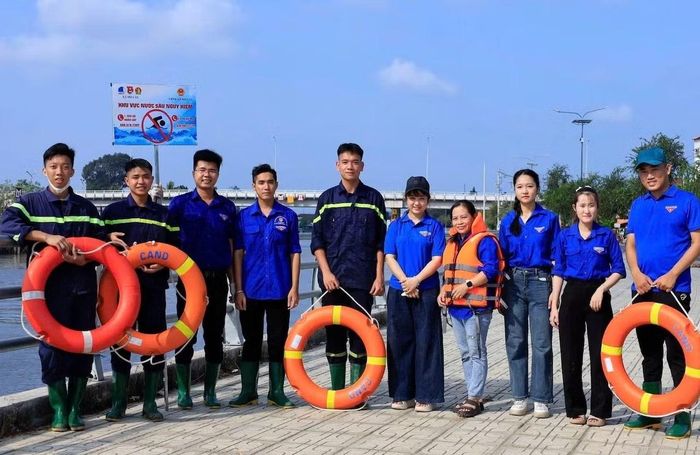 Chi đoàn Đội Chữa cháy và Cứu nạn, cứu hộ khu vực 9, Phòng Cảnh sát PCCC và CNCH Công an tỉnh Vĩnh Long triển khai mô hình xung kích phòng, chống đuối nước.