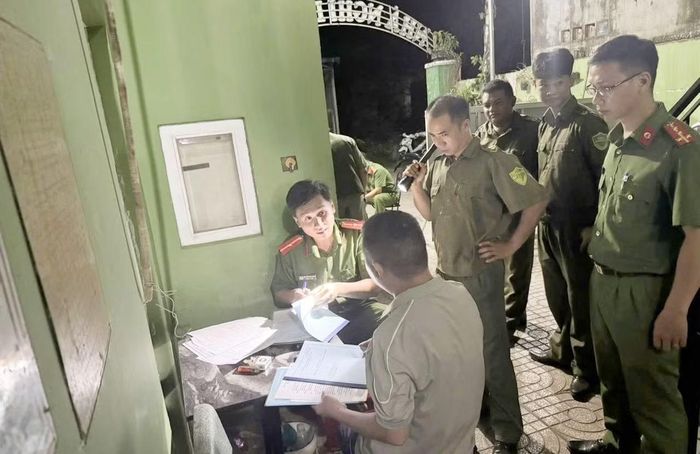Công an phường Long Thành làm việc với đối tượng hoạt động cho vay “tín dụng đen”.