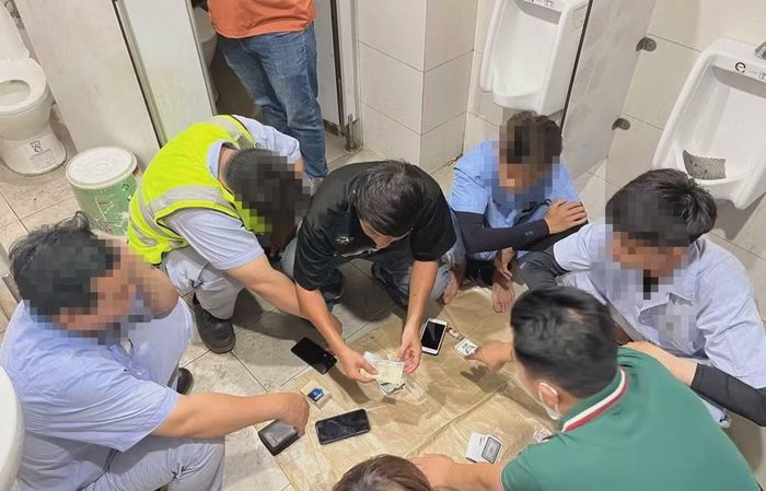 Đồn Công an KCN Nhơn Trạch bắt các đối tượng đánh bạc, cho vay lãi nặng trong KCN.