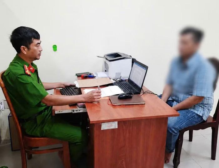 Cơ quan Công an làm việc với đối tượng cho công nhân vay lãi nặng trong KCN Long Thành.
