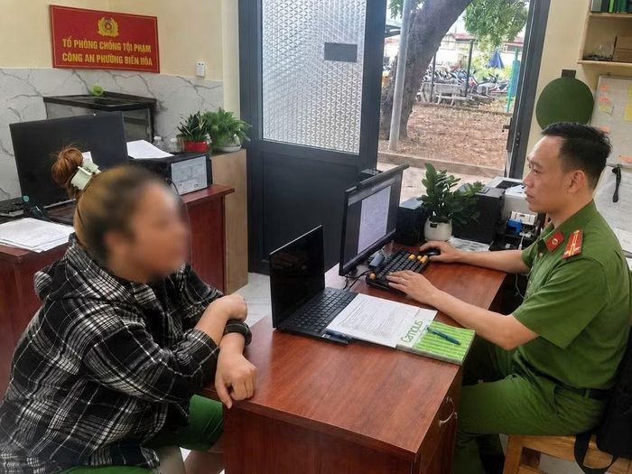 Công an phường Biên Hòa làm việc với đối tượng cho vay lãi nặng.