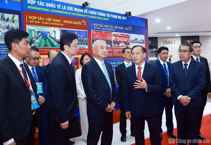 Thứ trưởng Nguyễn Văn Long và Trưởng đoàn các nước Việt Nam, Trung Quốc, Lào, Myanmar cùng các đại biểu tham quan Triển lãm về phòng, chống ma túy.