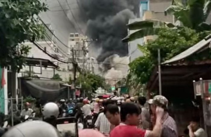 Đám cháy khiến người dân lo lắng.