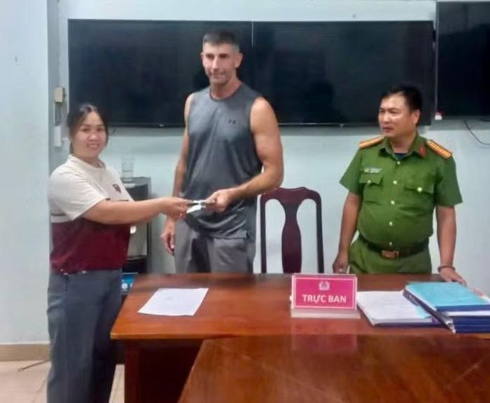 Du khách người Mỹ Matthew Donald Polly nhận lại tài sản tại Công an phường Sơn Trà.