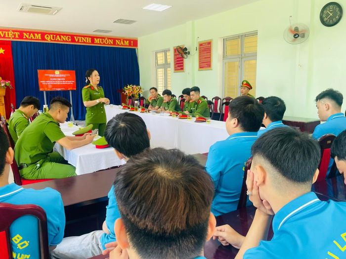  Những hoạt động giàu tính nhân văn của Câu lạc bộ “Vững bước tiến lên” của Công an phường Sơn Trà đã góp phần xây dựng địa bàn Sơn Trà an toàn, lành mạnh. 