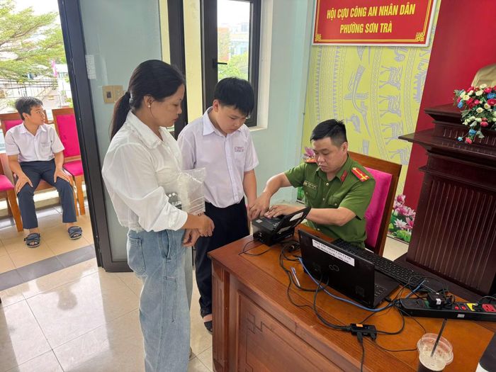 CBCS Công an phường Sơn Trà làm việc ngoài giờ, tạo thuận lợi cho học sinh hoàn thiện thủ tục cấp CCCD.