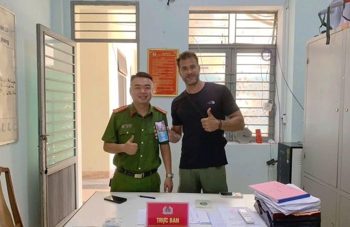 Du khách nước ngoài đánh giá cao môi trường du lịch an toàn, thân thiện và sự hỗ trợ kịp thời của Công an phường Sơn Trà.