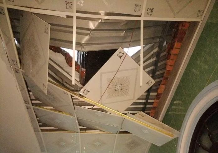 Trần nhà bị lốc xoáy làm hư hỏng nặng.