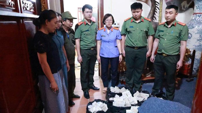 Cơ quan điều tra thu giữ số lượng lớn tiền và các tài liệu, sổ sách phục vụ điều tra.