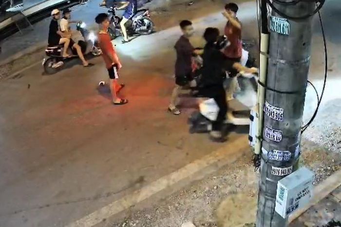 Nhóm đối tượng hành hung nam sinh lớp 8 ngay trên đường phố. Ảnh; Cắt từ clip