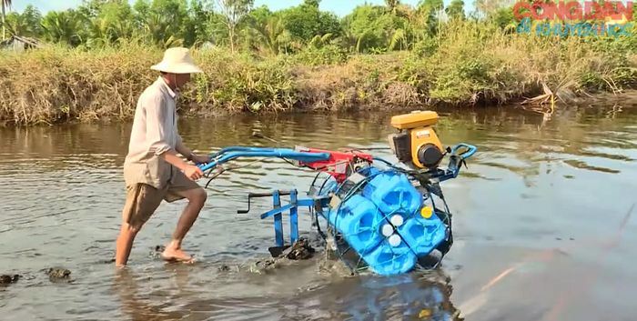 "Máy cày phao nổi và máy trục" - sáng chế của nông dân Nguyễn Văn Rô (Cà Mau) dùng trong nông nghiệp thông minh. Ảnh: NVCC