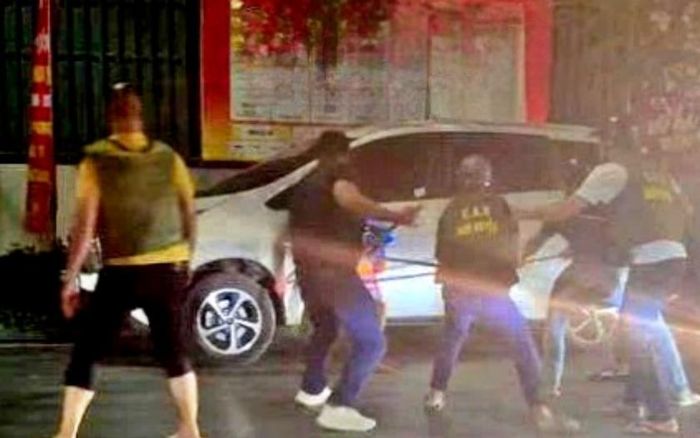 Công an Hải Phòng phối hợp với công an các phường Lê Chân và Gia Viên bắt giữ đối tượng dùng dao tấn công gây thương tích cho một phụ nữ vào lúc rạng sáng 2/6 trên đường Lạch Tray (Hải Phòng).