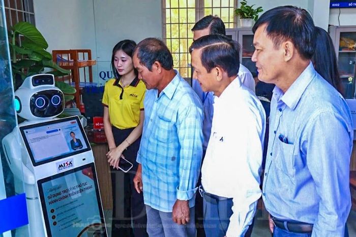 Ngay từ cửa vào, người dân sẽ ấn tượng với robot lễ tân Misa Agent Work có khả năng nhận diện khuôn mặt.