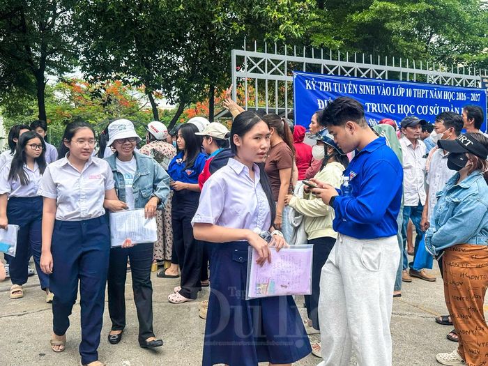 Tinh thần lạc quan, tự tin của các sĩ tử đã biến ngày thi cuối cùng thành một ngày hội với niềm hân hoan vừa hoàn thành kì thi thành công.