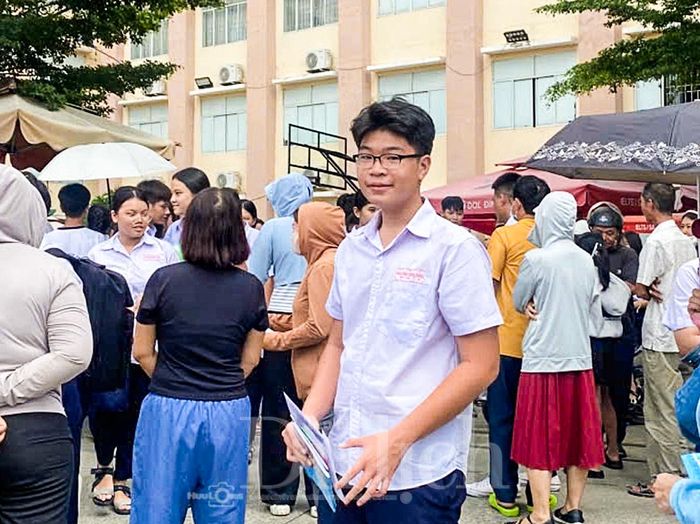 “Nhìn chung đề không đánh đố, học sinh học chắc kiến thức hoàn toàn có thể đạt điểm cao. Em tự tin mình đạt từ 8 điểm trở lên”, nam sinh chia sẻ.