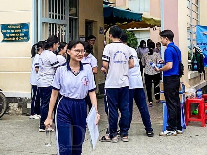 Tại điểm thi Trường THCS Hà Huy Tập, không khí sau giờ thi cũng rộn ràng không kém. Nhiều học sinh hào hứng trao đổi đáp án ngay trước cổng trường.