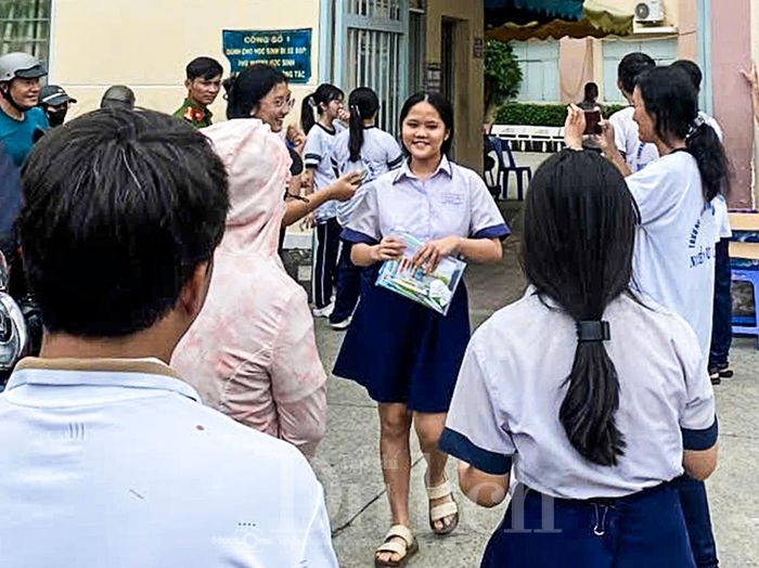 Không khí vỡ òa trong niềm vui, các thí sinh rời phòng thi với tâm trạng thoải mái, rạng rỡ báo tin vui cho phụ huynh vì làm bài thuận lợi.