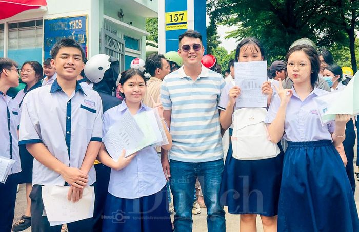 Các thí sinh đăng ký hệ chuyên sẽ tiếp tục làm bài vào chiều nay. Dự kiến kết quả thi và điểm chuẩn sẽ được công bố từ ngày 3-6 đến 9-6.