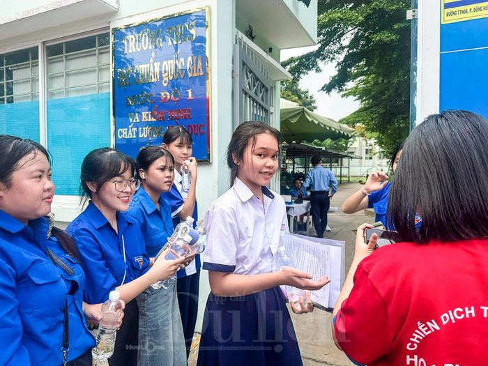 Cùng tâm trạng phấn khởi, em Nguyễn Thanh Trúc, học sinh Trường THCS Nguyễn Bỉnh Khiêm, vừa bước ra cổng trường đã vui mừng báo tin cho mẹ.