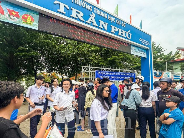 Ghi nhận tại các điểm thi trên địa bàn TP.HCM sau tiếng trống kết thúc môn toán, môn thi bắt buộc cuối cùng của kỳ tuyển sinh vào lớp 10 công lập năm 2026.