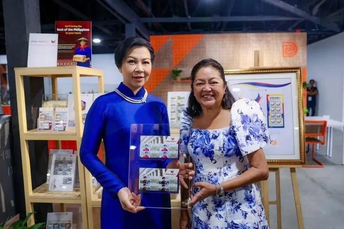 Bà Ngô Phương Ly - Phu nhân Tổng Bí thư, Chủ tịch nước Tô Lâm cùng bà Liza Araneta Marcos - Phu nhân Tổng thống Philippines tham quan Triển lãm Likha Filipino. (Ảnh: TTXVN)