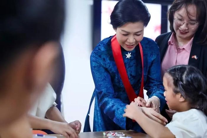 Bà Ngô Phương Ly - Phu nhân Tổng Bí thư, Chủ tịch nước Tô Lâm thăm Trung tâm Asilo de San Vicente de Paul và gặp gỡ những em nhỏ đang được chăm sóc tại Asilo. (Ảnh: TTXVN).